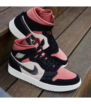 کفش پیاده روی زنانه نایک مدل ایر جردن  Nike Air Jordan 1 Black Pinkر